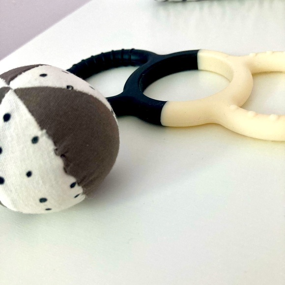 *SOLD* Lovevery Looker Play Kit toys - Picture 3 of 4